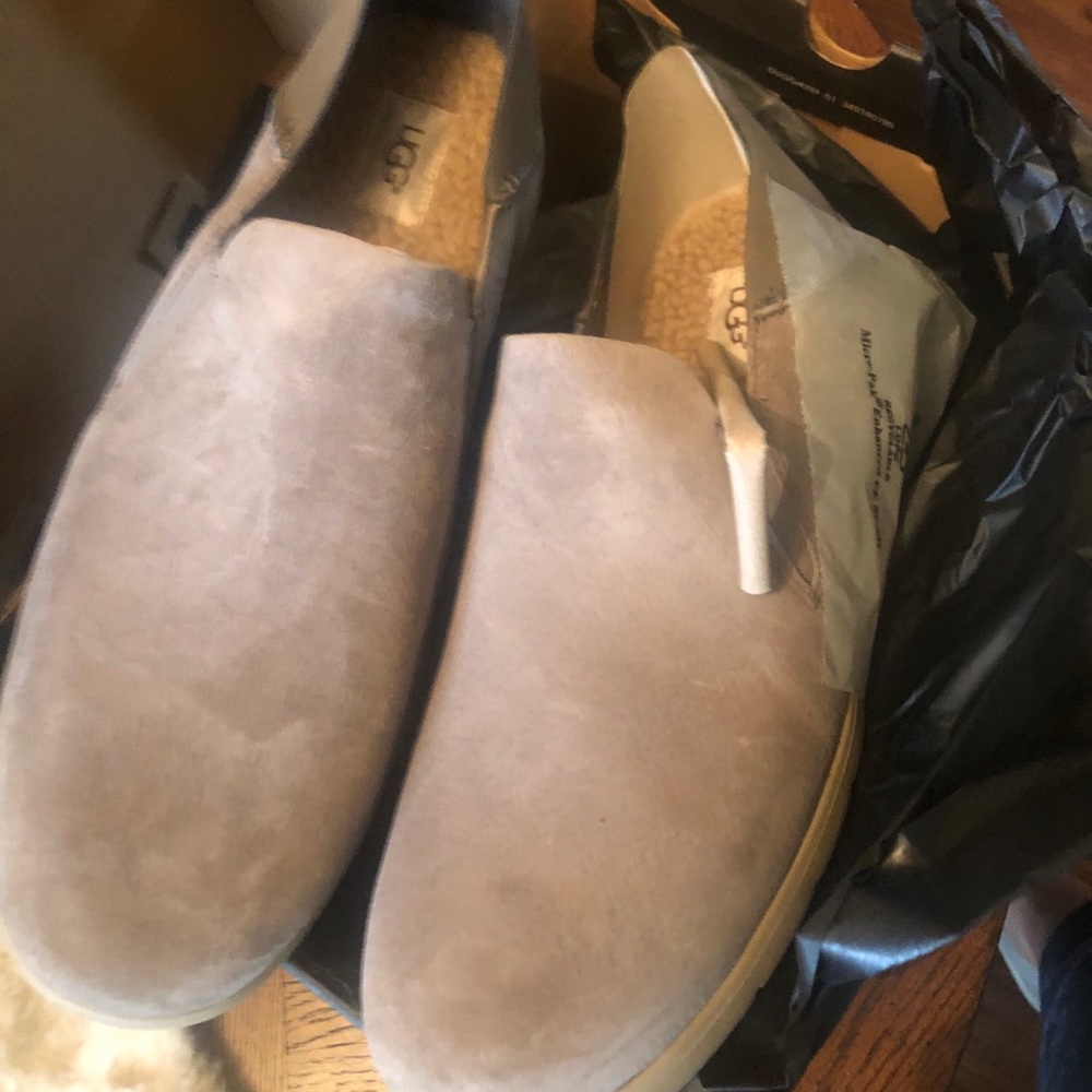 New men’s UGGs with box